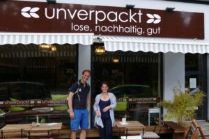 Floris-with-owner-Marie-at-Unverpackt-Kiel-first-packaging-free-supermarket-Germany